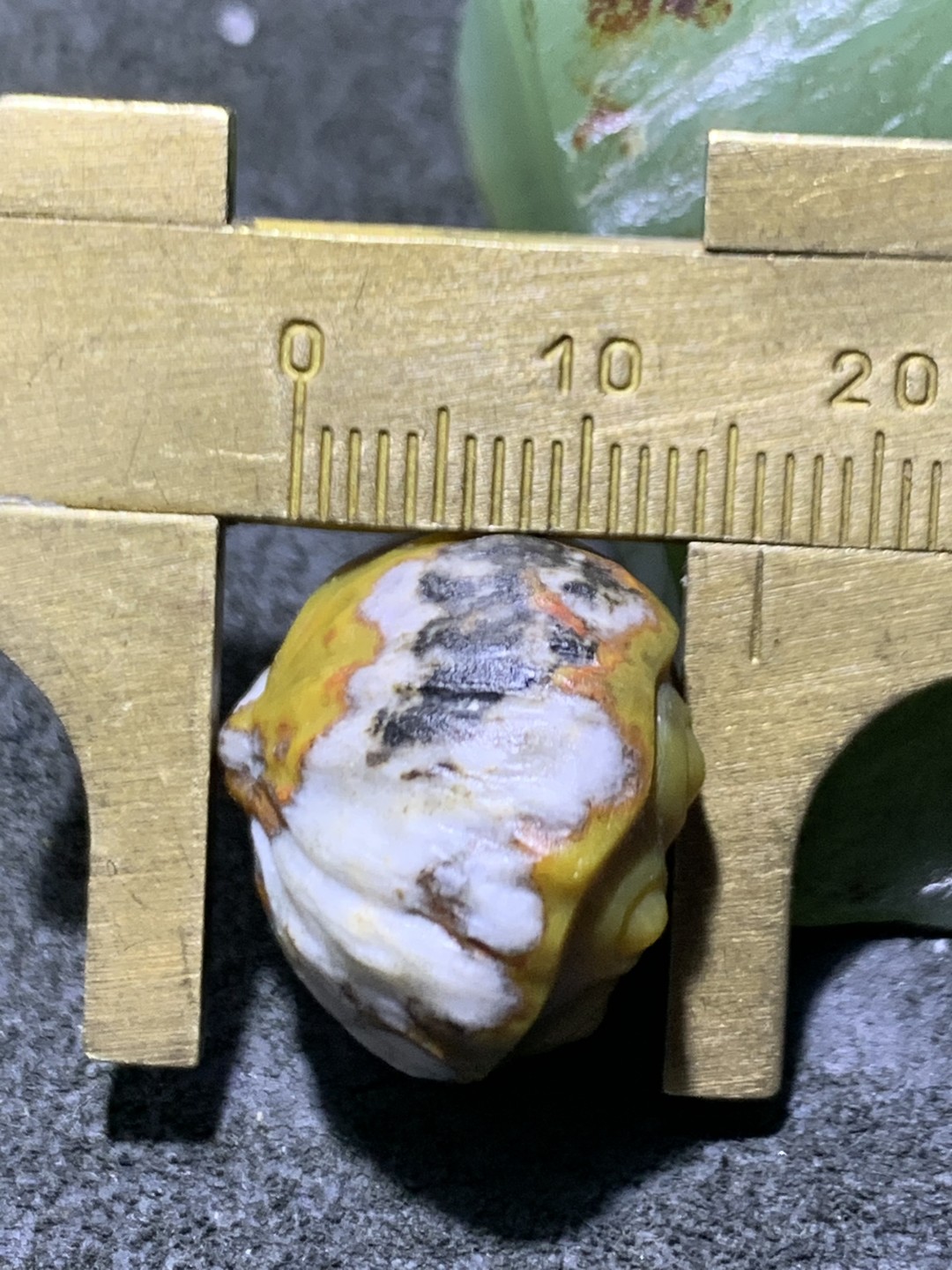 精美亚光冰飘原皮战国红玛瑙雕刻莲蓬吊坠一个，