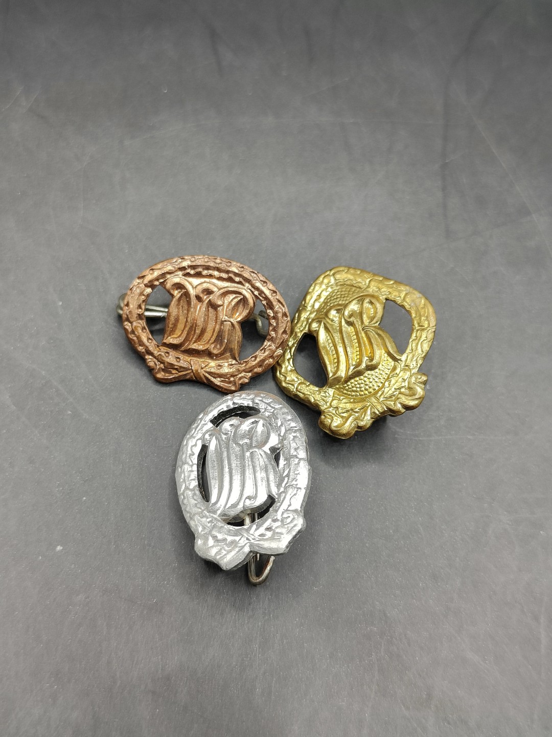 全场0元起拍 第44期 咸鱼国勋章拍卖专场 4月5日（周三）下午6：00开始 东德金银铜体能章一组 不同版本