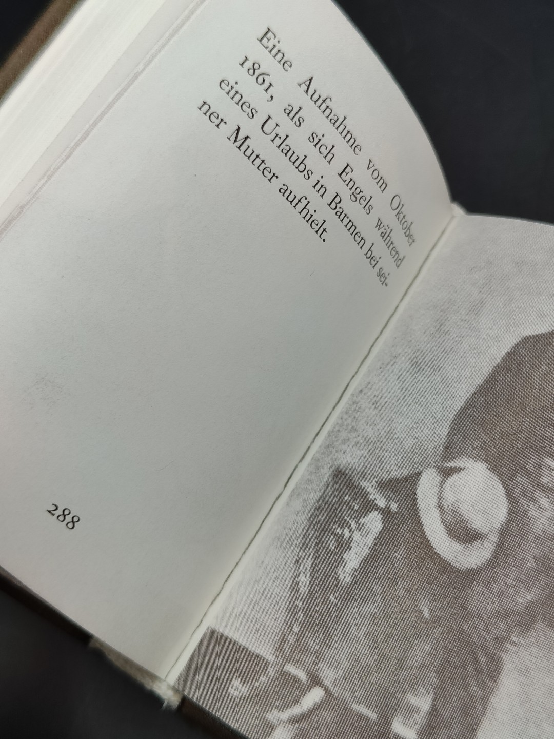 全场0元起拍 第44期 咸鱼国勋章拍卖专场 4月5日（周三）下午6：00开始 东德袖珍书 330页