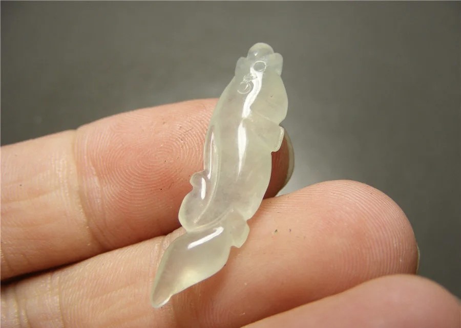 ｜冷门出品｜精选专拍·第贰拾壹场· 冰种淡色翡翠手工雕老雕法带孔小鱼坠