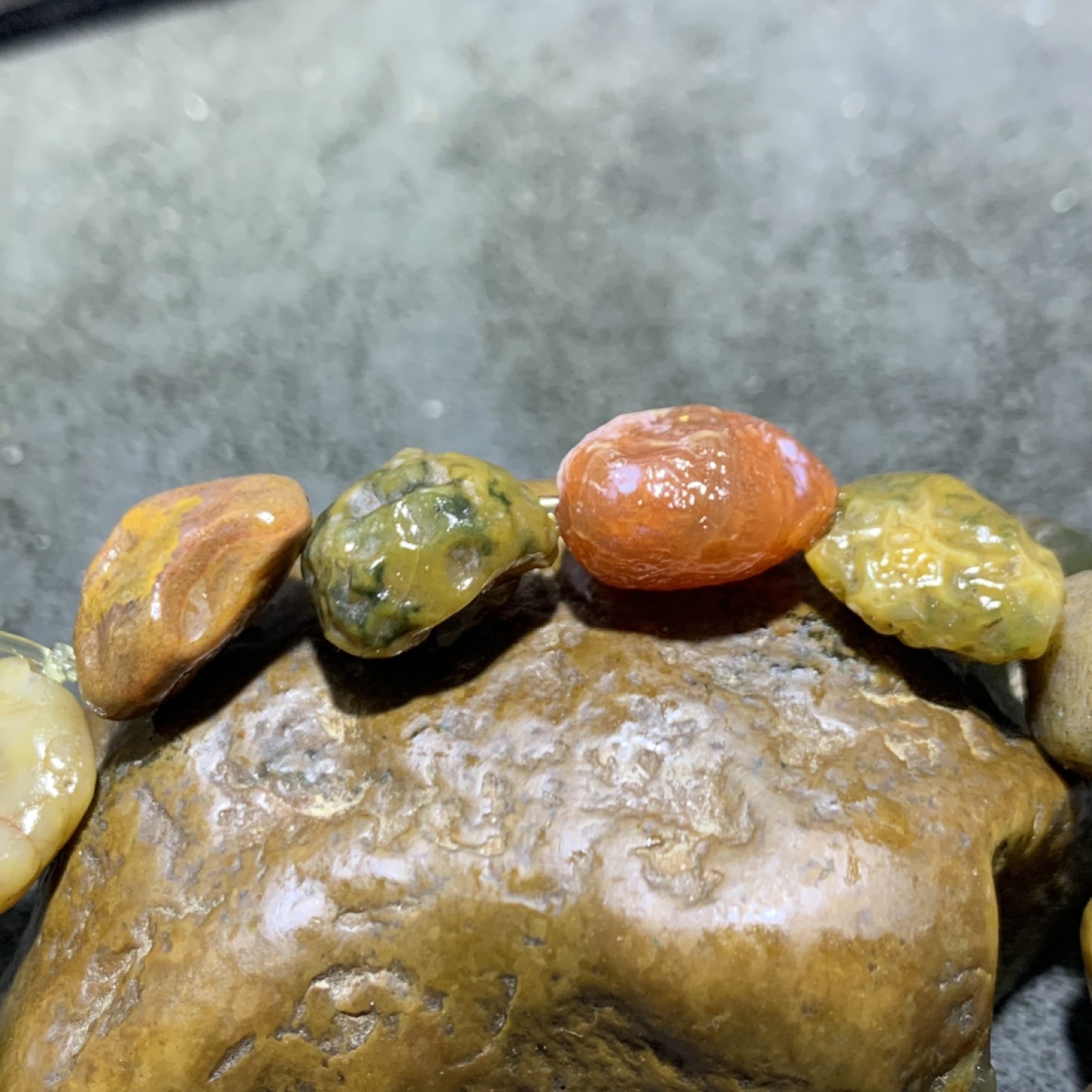 精美阿拉善多宝石原石手串一条，