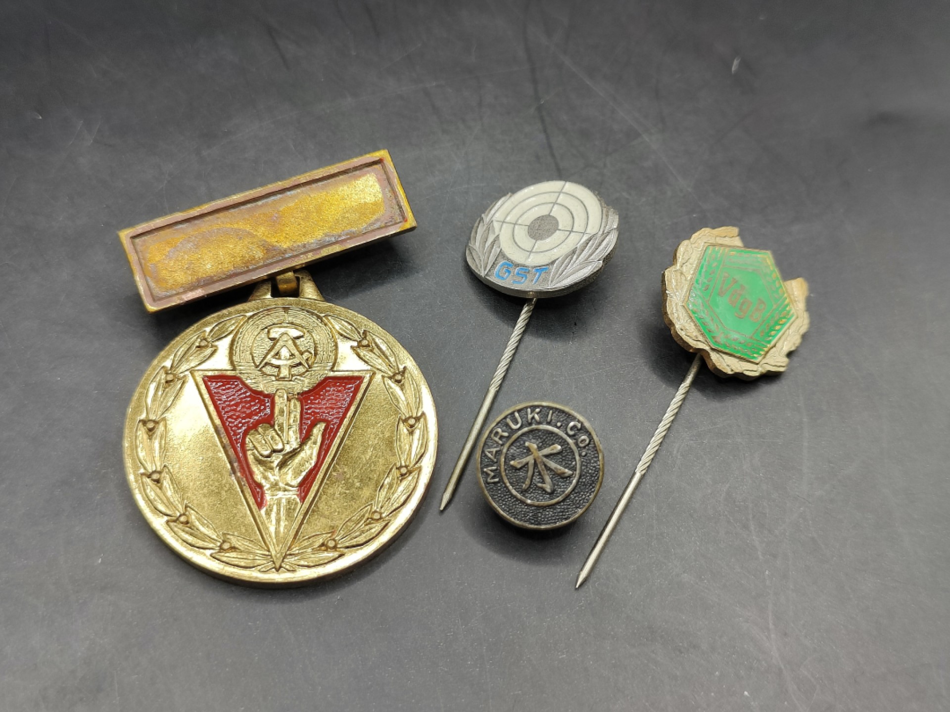 全场0元起拍 第44期 咸鱼国勋章拍卖专场 4月5日（周三）下午6：00开始 徽章一组