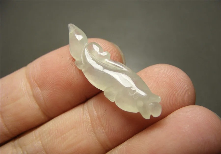 ｜冷门出品｜精选专拍·第贰拾壹场· 冰种淡色翡翠手工雕老雕法带孔小鱼坠