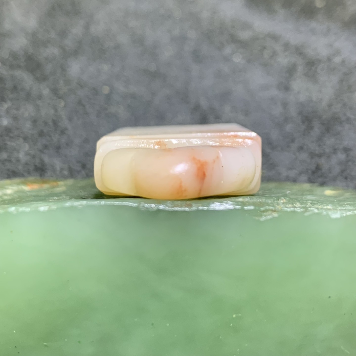 老挝朱砂结晶冻雕刻如意钮章料一方，