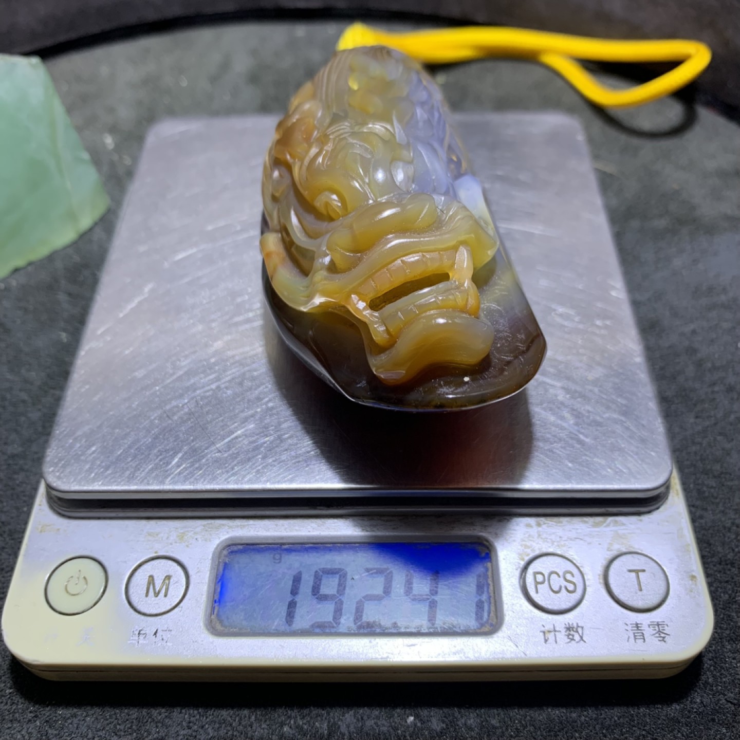 精美高玉化巴西玛瑙俏色巧雕龙首把件一个，