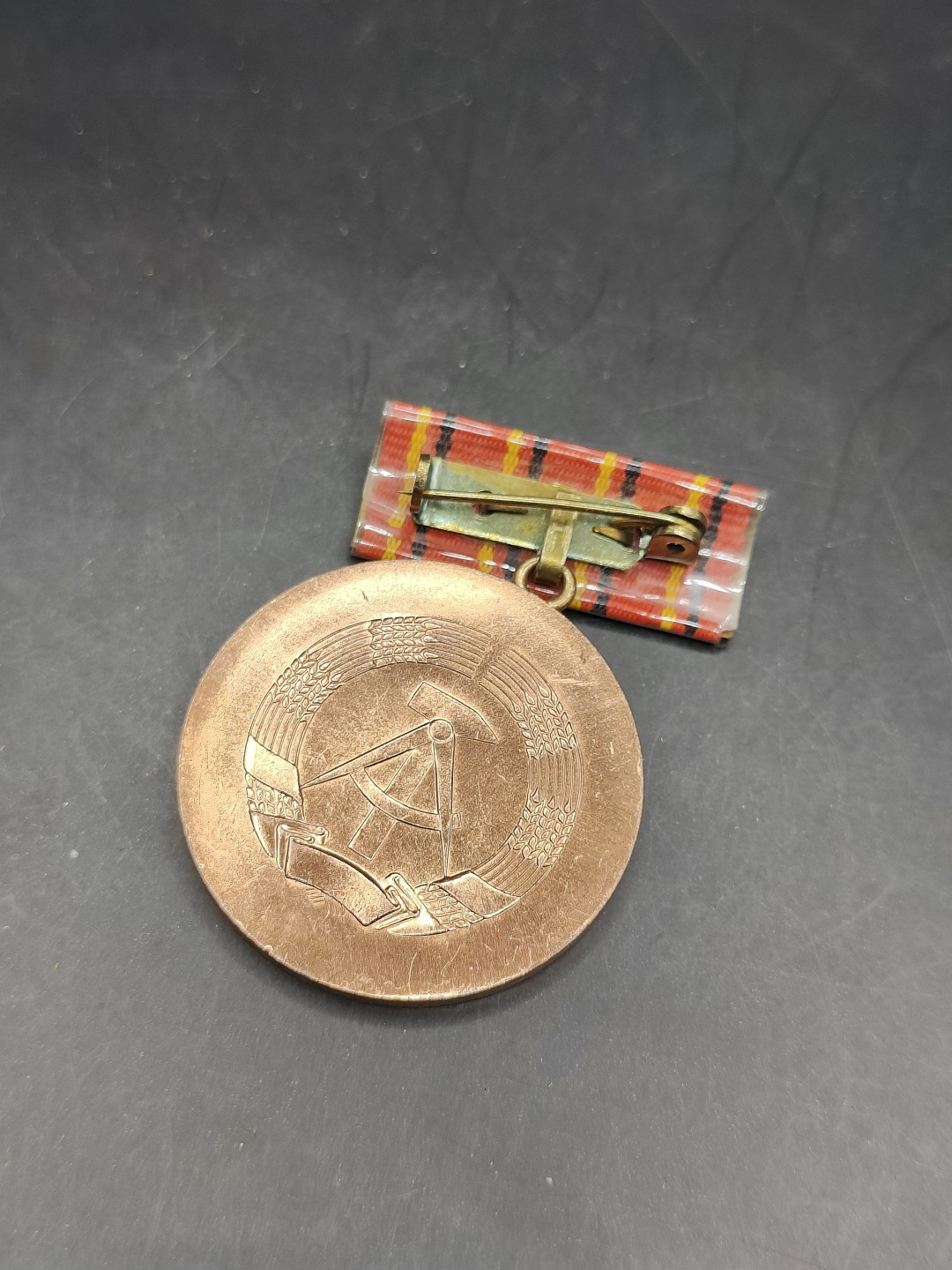 全场0元起拍 第44期 咸鱼国勋章拍卖专场 4月5日（周三）下午6：00开始 东德社会主义积极份子荣誉称号奖章