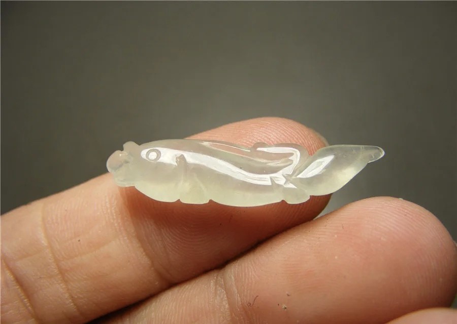 ｜冷门出品｜精选专拍·第贰拾壹场· 冰种淡色翡翠手工雕老雕法带孔小鱼坠