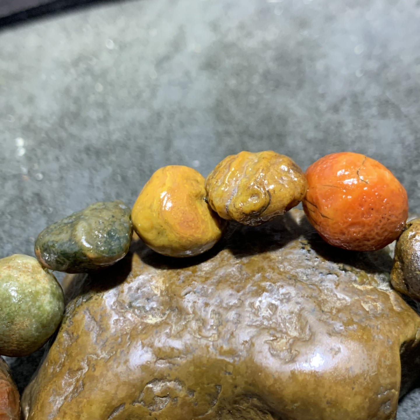 精美阿拉善多宝石原石手串一条，