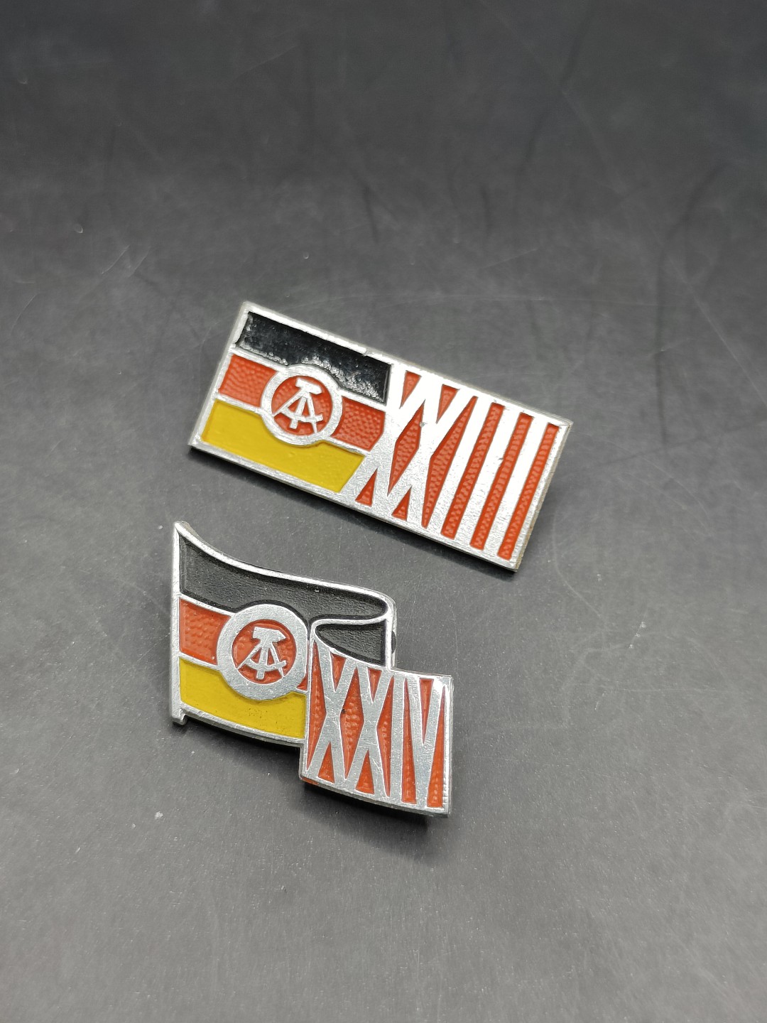 全场0元起拍 第44期 咸鱼国勋章拍卖专场 4月5日（周三）下午6：00开始 东德建国23-24周年纪念章