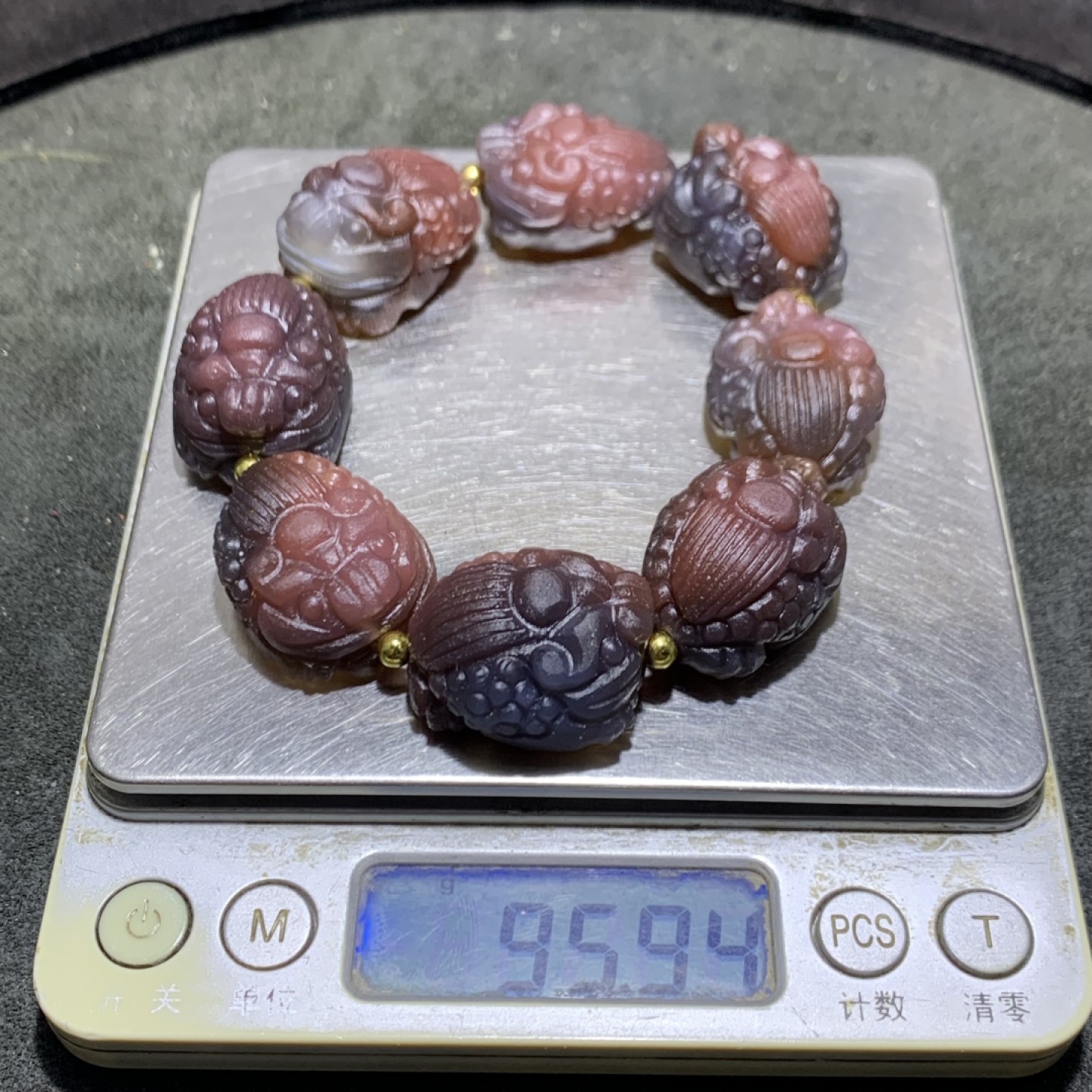 精美非红玛瑙雕刻招财三足金蟾手串一条，