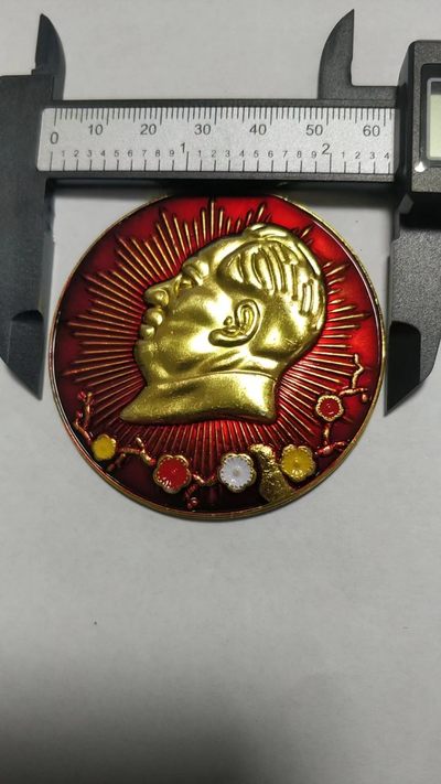 非常稀少的，大号，毛主席纪念章 - 非常稀少的大号毛主席纪念章，尺寸61.3MM