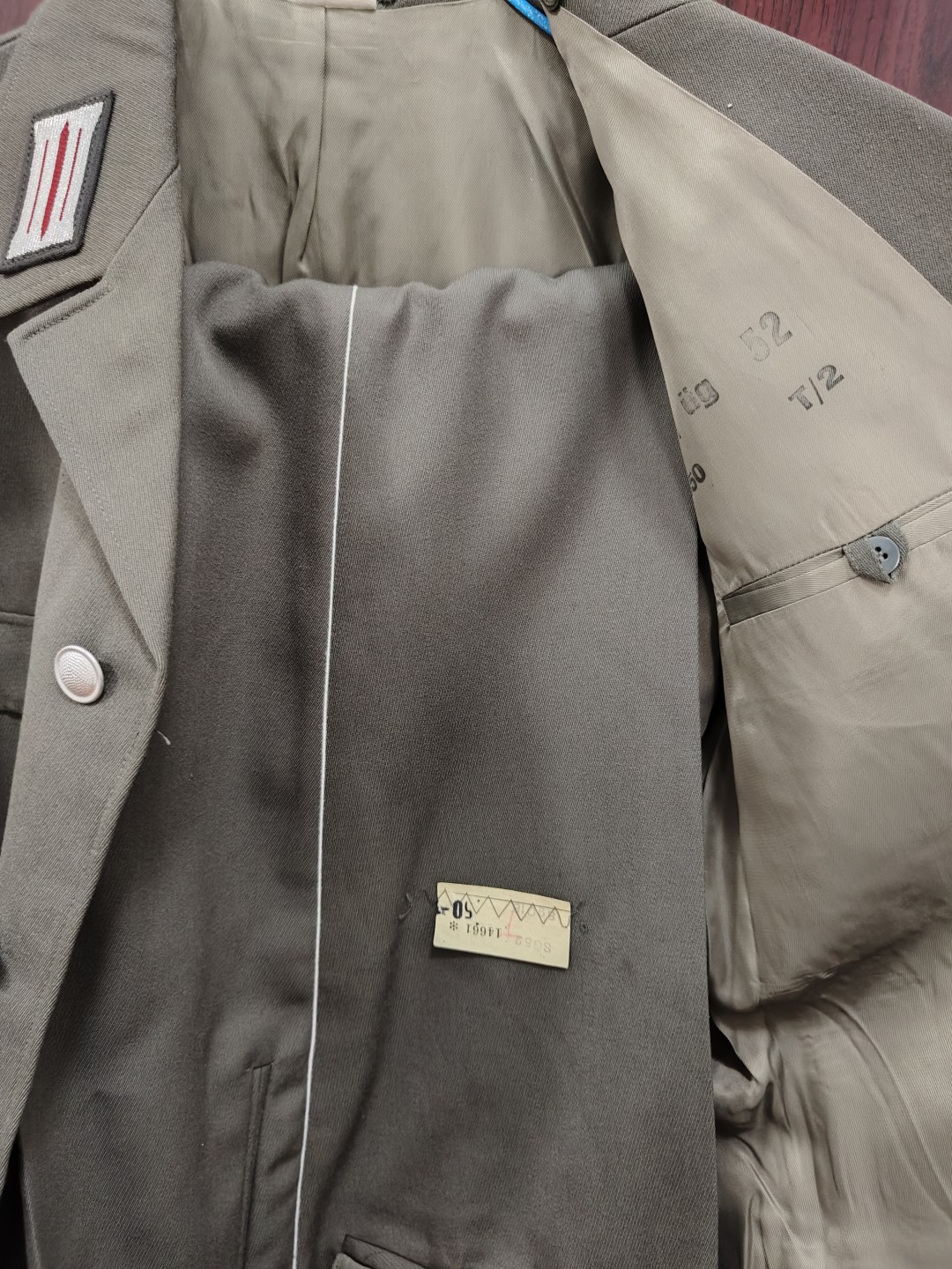 全场0元起拍 第44期 咸鱼国勋章拍卖专场 4月5日（周三）下午6：00开始 东德mfs捷尔任斯基警卫员仪仗队士兵常服一套 马裤呢面料 上衣ug52 直裤sg52