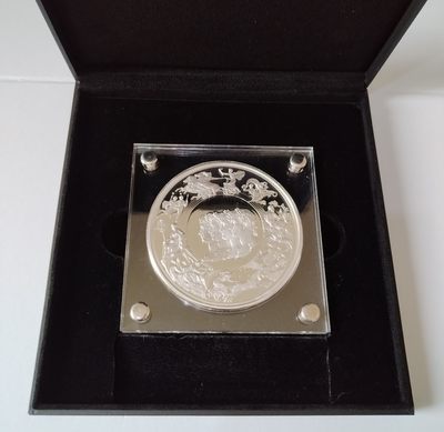 掌中浮雕-藏着的欧洲第002场 - 英国1815年滑铁卢战役胜利纪念章，2015年重铸。配全套包装及说明书。材质为青铜镀银，直径89mm，重约400g。发行量1815枚