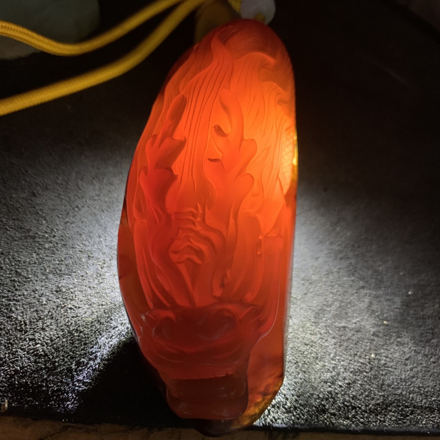 精美高玉化巴西玛瑙俏色巧雕龙首把件一个，