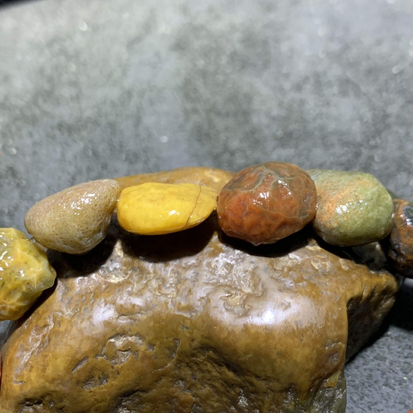 精美阿拉善多宝石原石手串一条，
