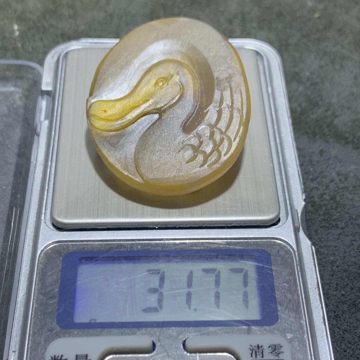精美蒙料战国红玛瑙高润度金沙料雕刻鹈鹕吊坠一个