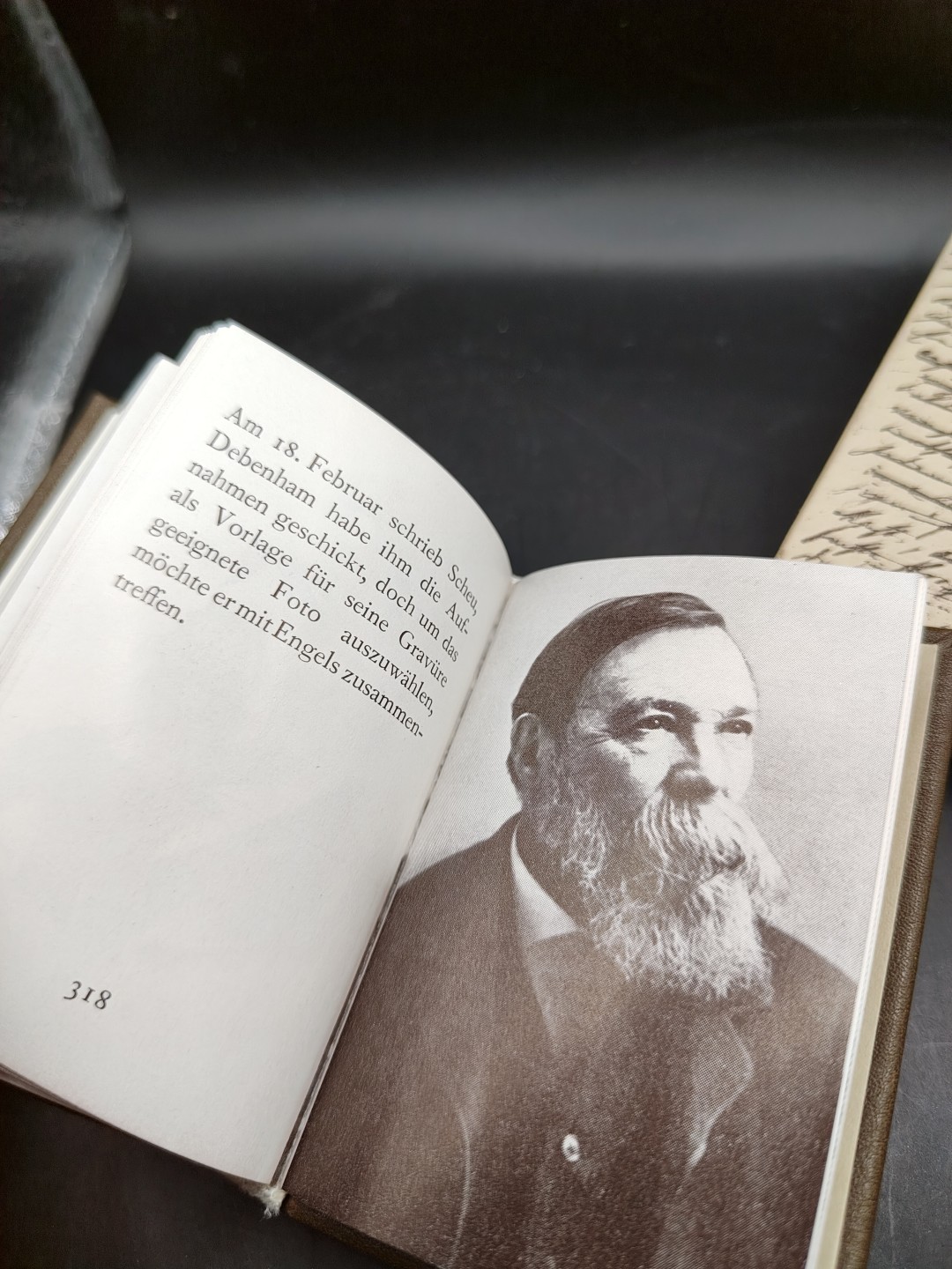 全场0元起拍 第44期 咸鱼国勋章拍卖专场 4月5日（周三）下午6：00开始 东德袖珍书 330页