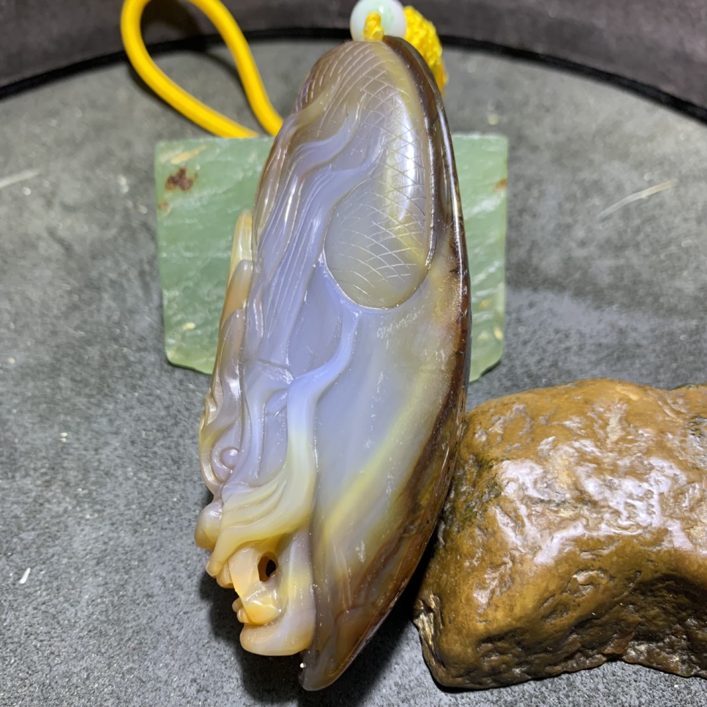 精美高玉化巴西玛瑙俏色巧雕龙首把件一个，