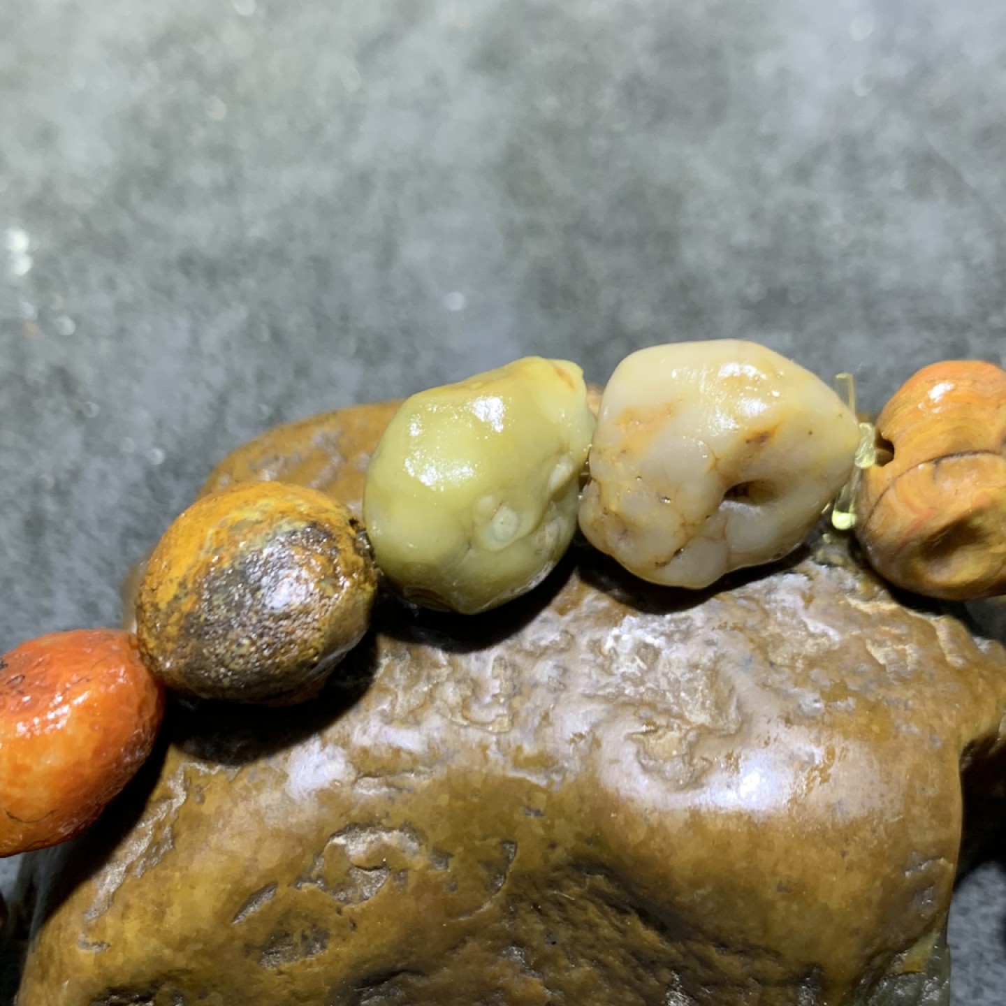 精美阿拉善多宝石原石手串一条，