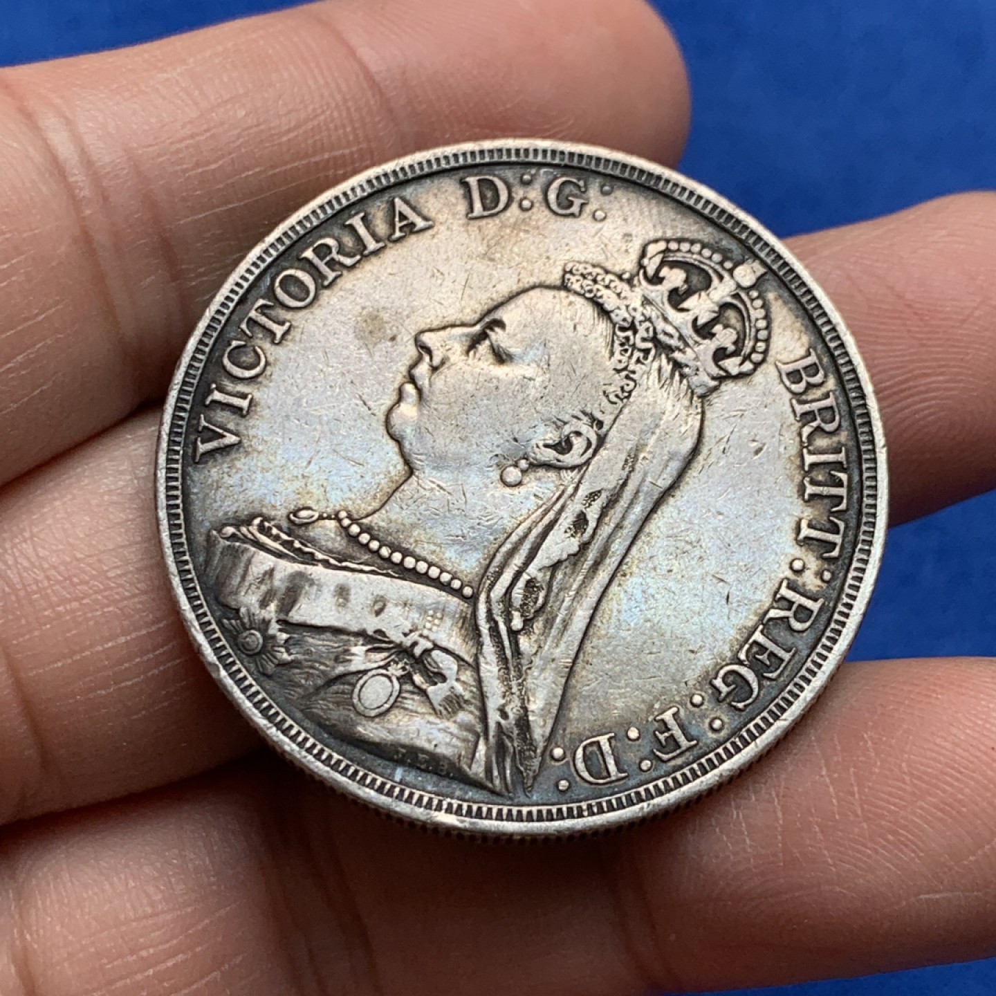 《竞宝斋》第149场-周日，周一，周四 3场 (全场包邮) 英国 1887年 维多利亚 高冠版 克朗 马剑 银币 细节见图