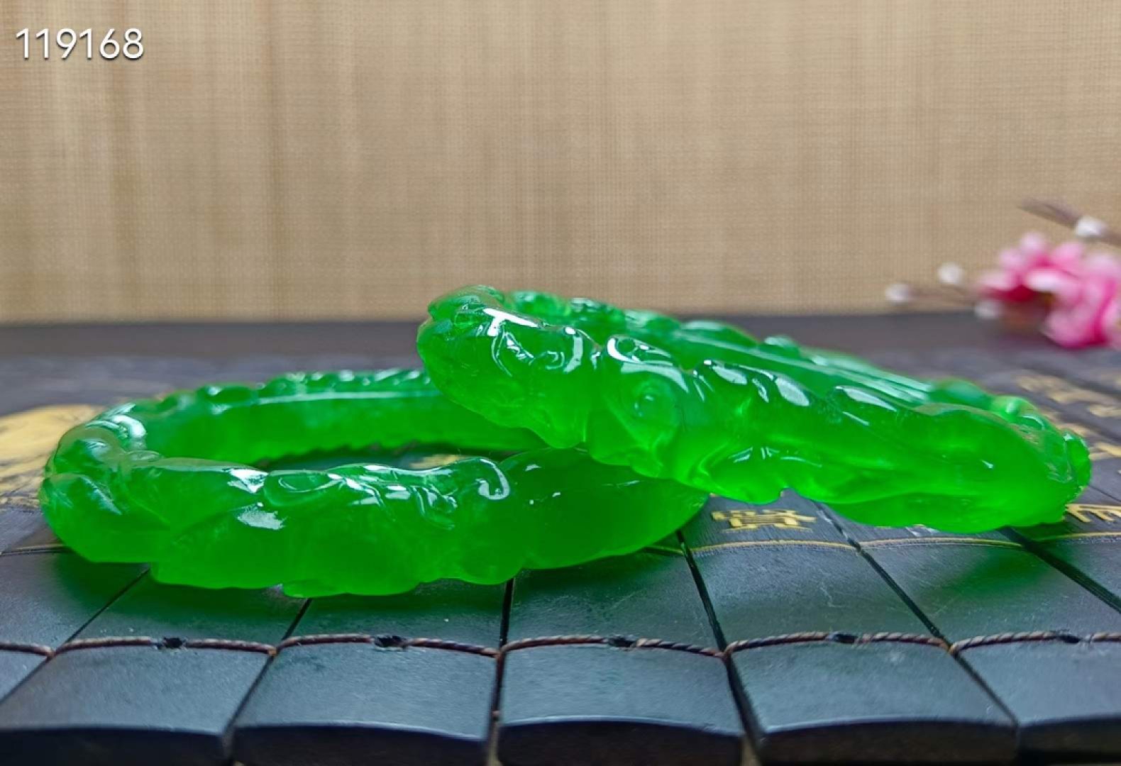顶级龙石种祖母绿翡翠雕花手镯一对，满工雕刻，超级完美，水头超好，莹光感超强，重78.9/79.5克