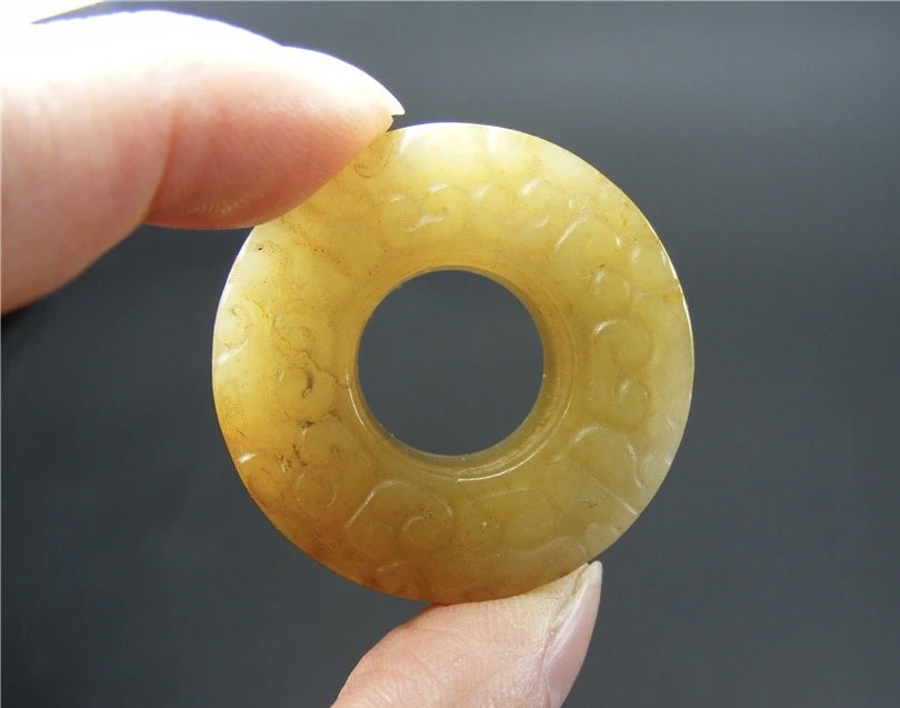 ｜冷门出品｜精选专拍·第贰拾贰场· 老地方黄玉双面工卷云纹带沁厚实小圆玉环