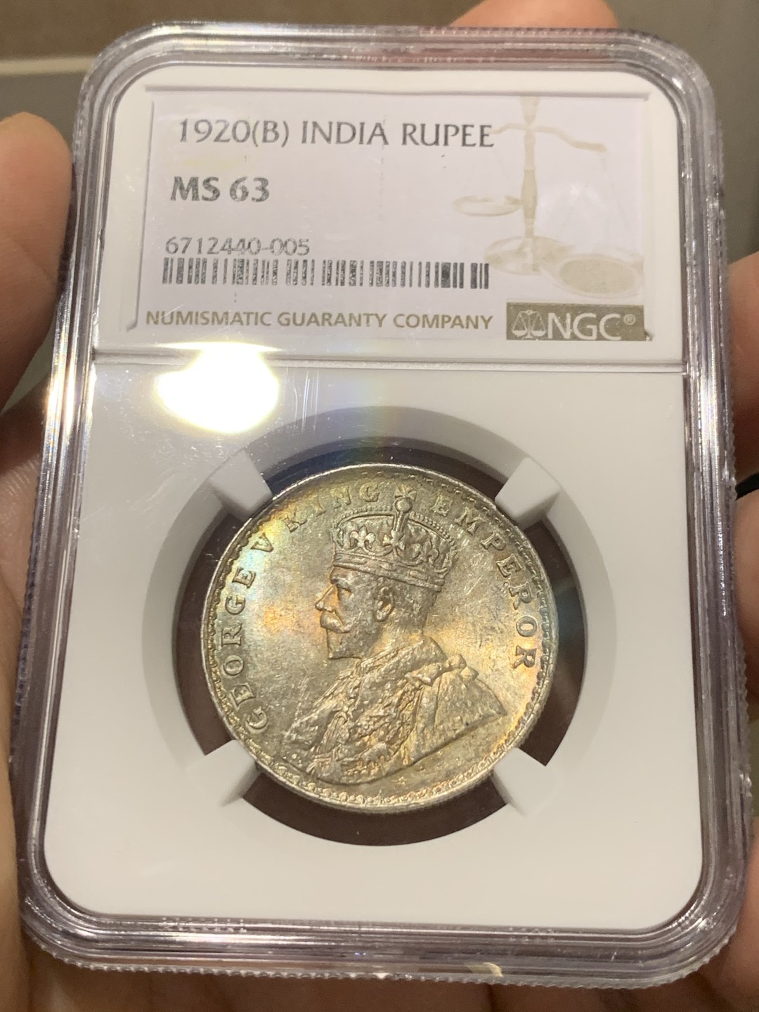 《竞宝斋》第149场-周日，周一，周四 3场 (全场包邮) NGC MS63 英属印度 1920年B版 乔治五世 1卢比银币 双面靓丽五彩包浆 状态很引人注目的一枚