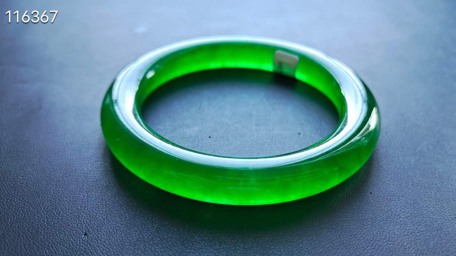 龙石种帝王绿翡翠手镯一对，62圈口，水头超好，超级完美，重87.4/83.6克