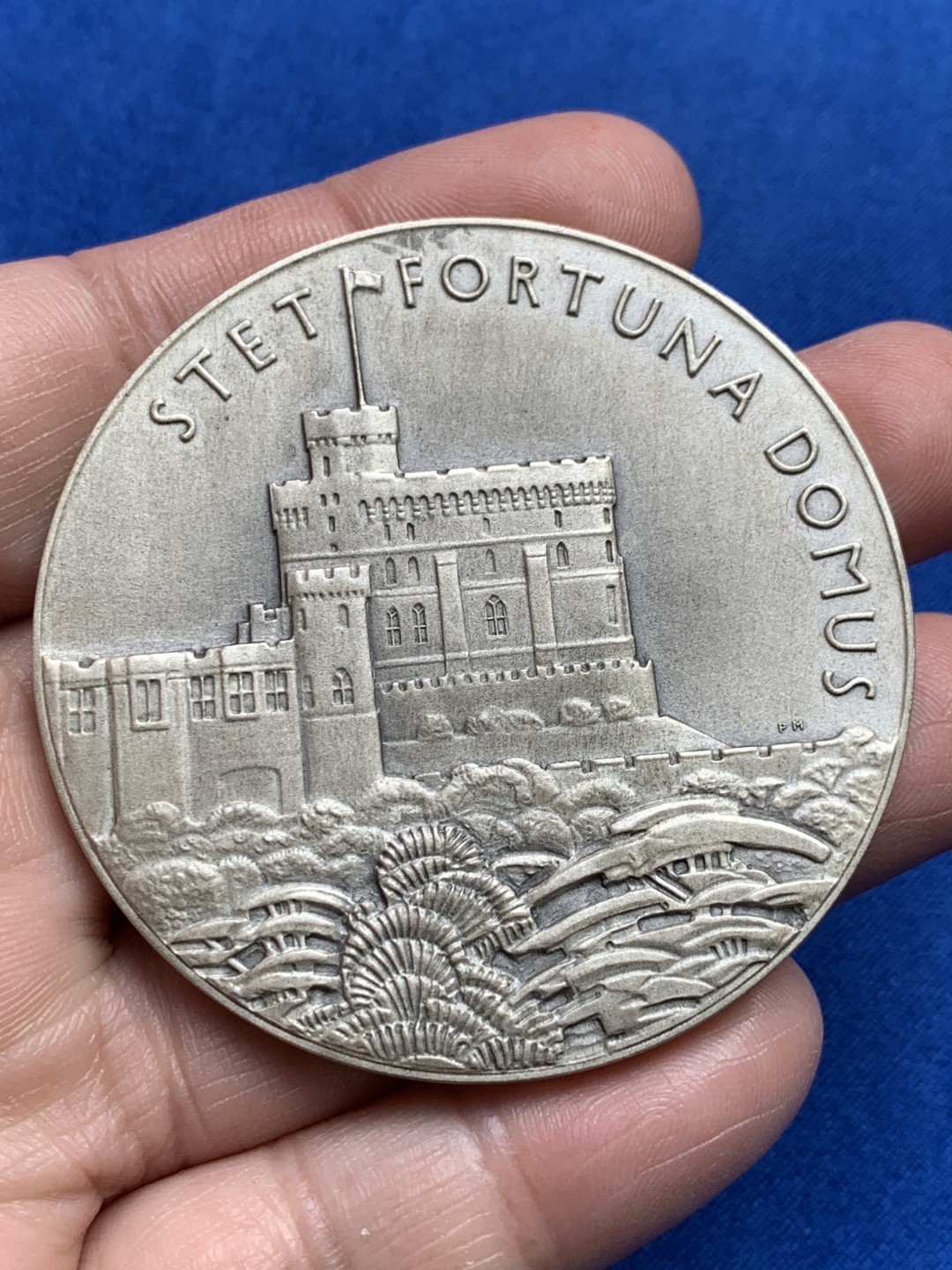 《竞宝斋》第149场-周日，周一，周四 3场 (全场包邮) 英国乔治五世登基25周年大银章，57mm直径，85克重，原滋原味原盒状态