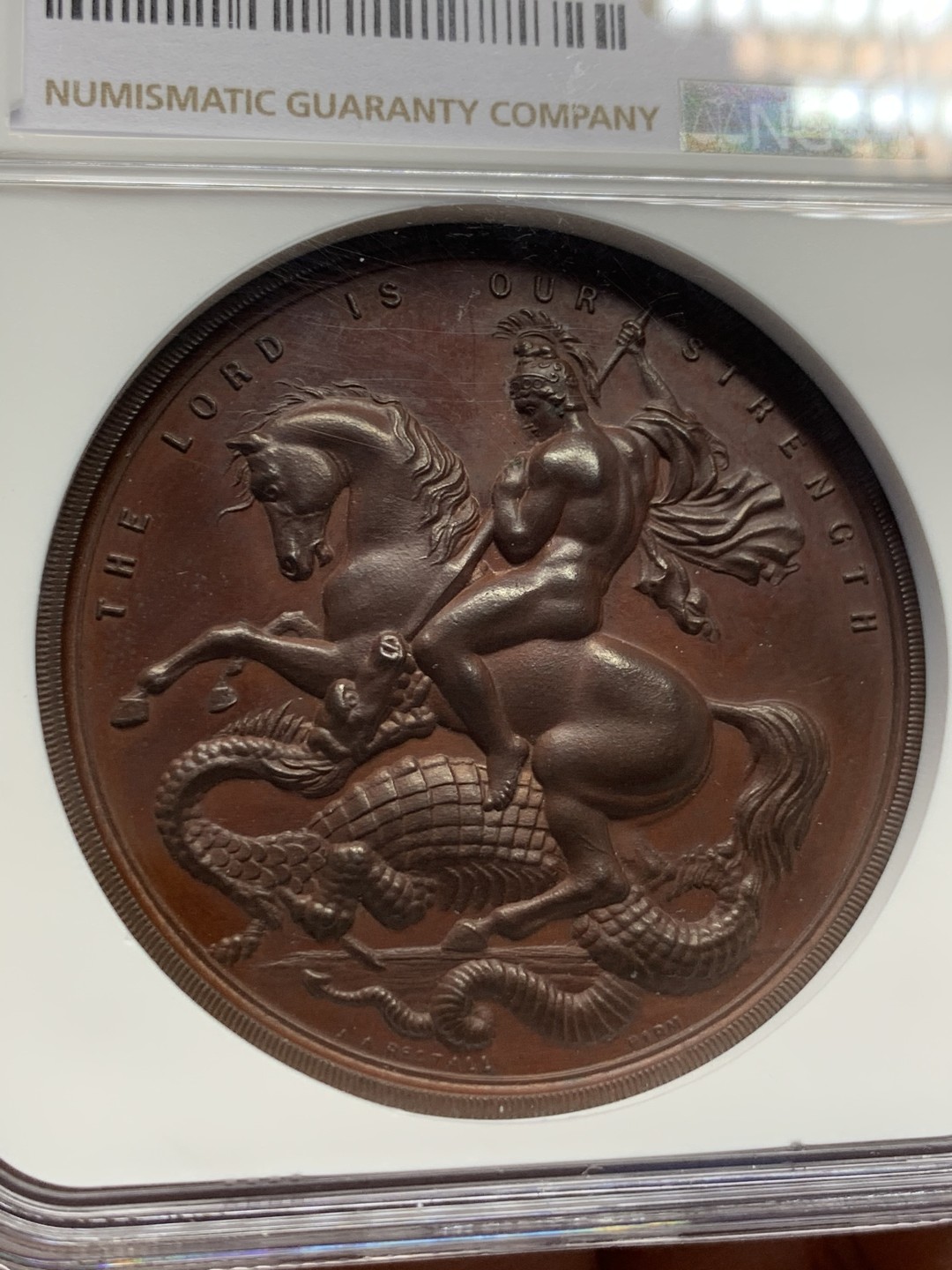 《竞宝斋》第149场-周日，周一，周四 3场 (全场包邮) NGC MS63 1903年英国伦敦学院圣乔治屠龙纪念铜章 经典设计 品相状态一流 加厚盒装 45直径 巨大