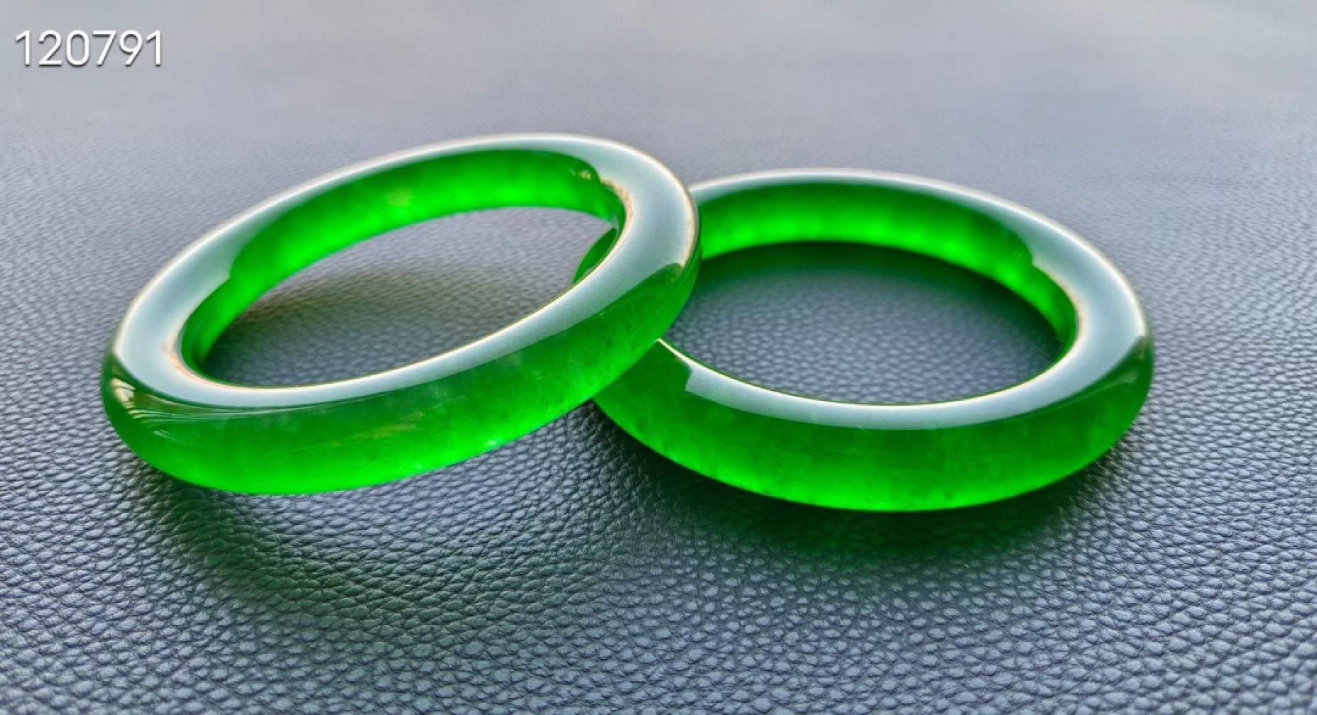 顶级龙石种帝王绿翡翠手镯一对，水头超好，超级完美，可过紫光灯，重89.8/87.8克