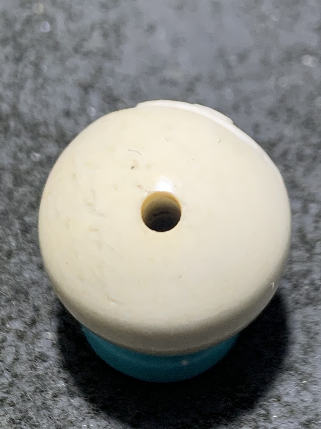 精美戈壁彩玉手工雕刻道字圆珠一个！