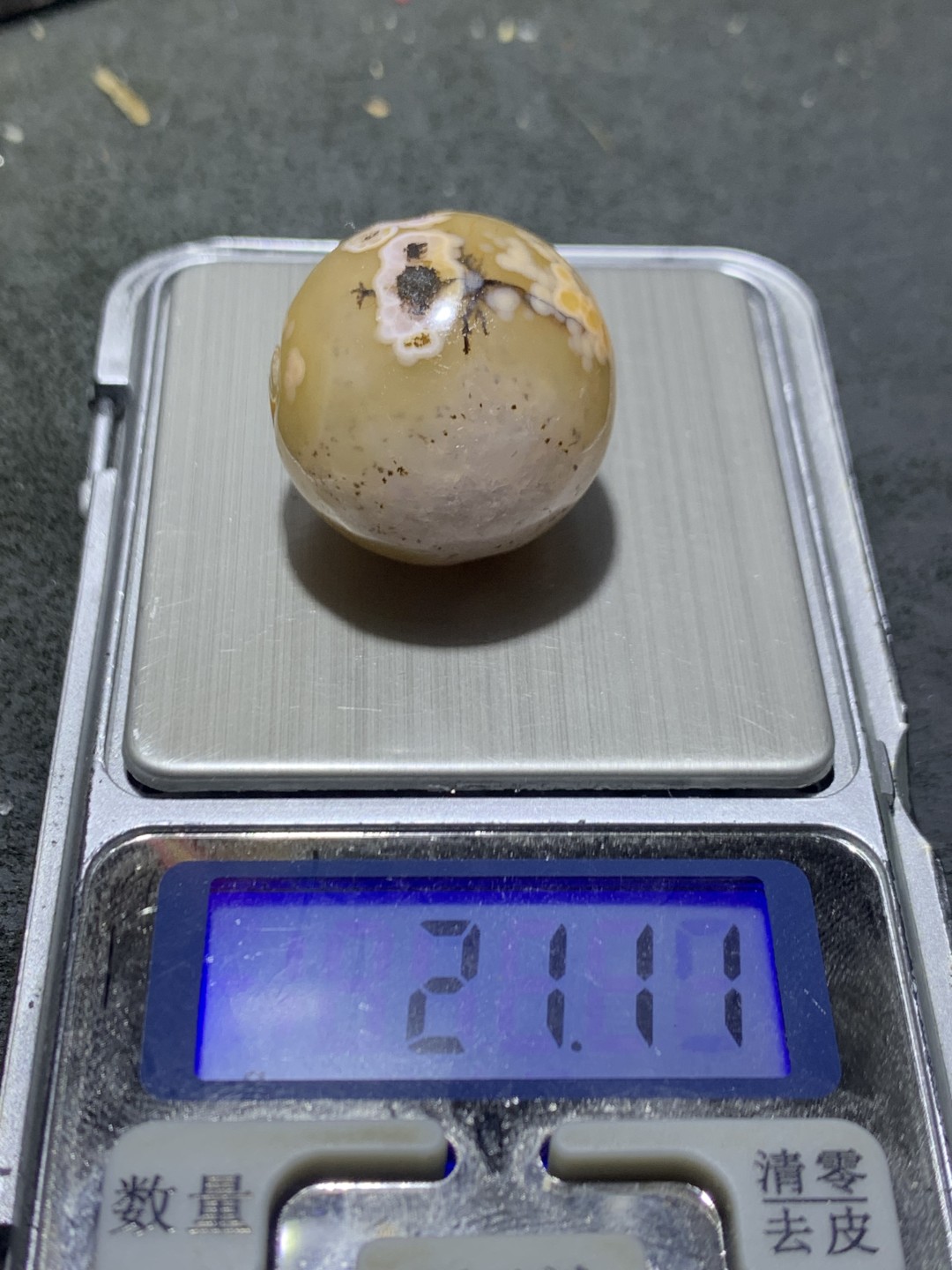 精美冰飘战国红玛瑙手工俏色巧雕鲤鱼原皮随形珠一个，