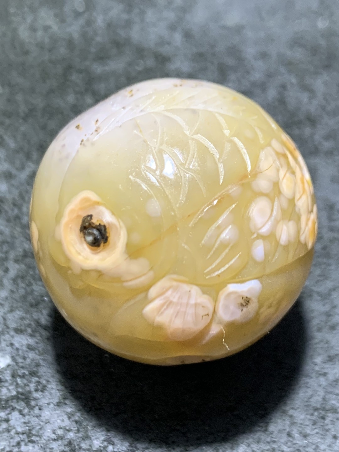 精美冰飘战国红玛瑙手工俏色巧雕鲤鱼原皮随形珠一个，