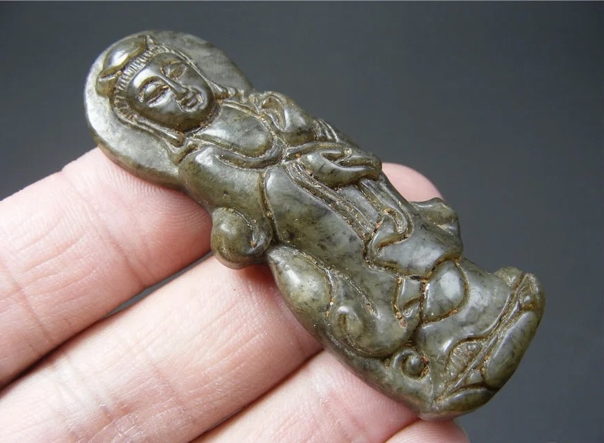 ｜冷门出品｜精选专拍·第贰拾叁场· 地方玉带沁单面工凸起厚实浮雕莲花观音大佩