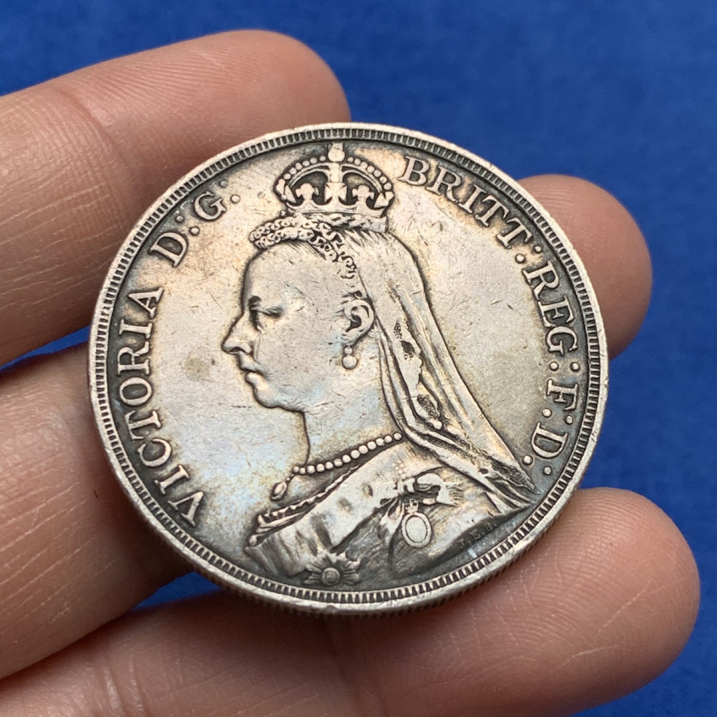 《竞宝斋》第149场-周日，周一，周四 3场 (全场包邮) 英国 1887年 维多利亚 高冠版 克朗 马剑 银币 细节见图