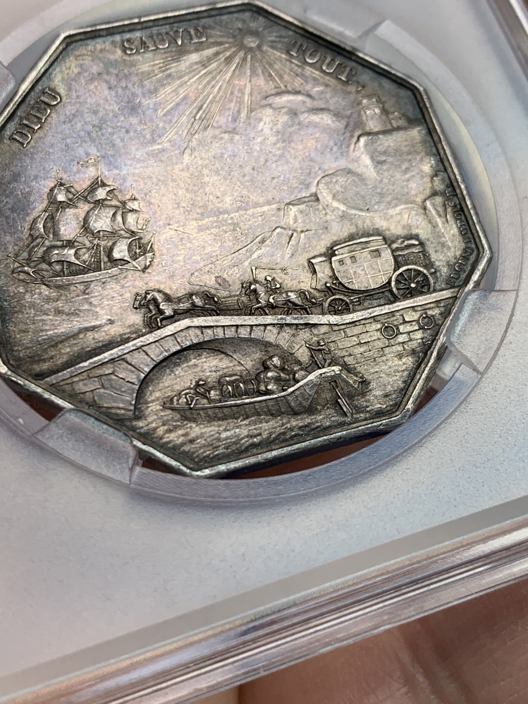 《竞宝斋》第149场-周日，周一，周四 3场 (全场包邮) 法国 早期无边铭 八角银质代币 巴黎保险公司，19.89g，36mm，这款少见 驳船满载货物而过，马夫挥舞着鞭子驾着马车于桥头呼啸而过，太阳光芒照射下一艘帆船驶过，时光流逝，定格在了这一帧画面，细节满满，原味包浆更显立体