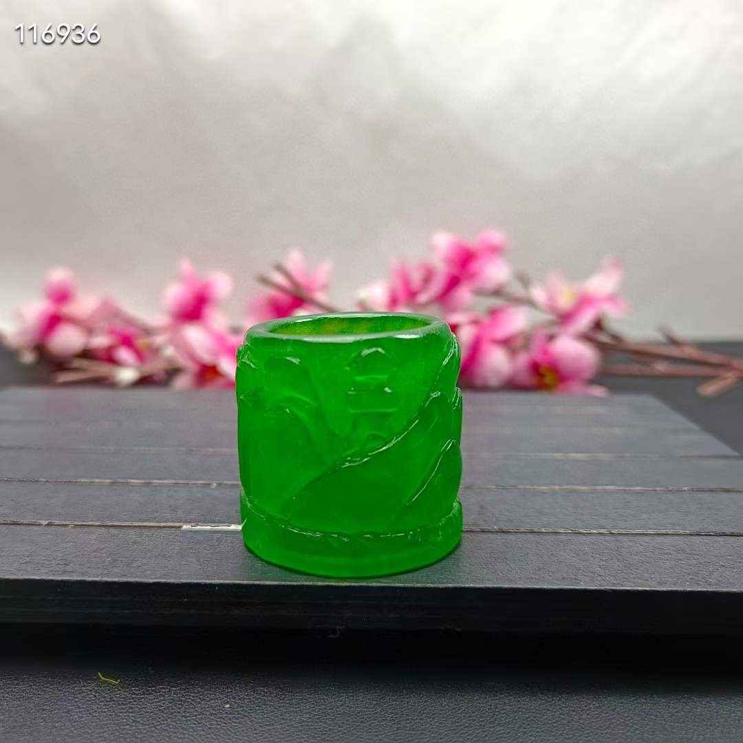 龙石种帝王绿翡翠扳指，水头超好，超级完美，重39克 龙石种帝王绿翡翠扳指，水头超好，超级完美，重39克