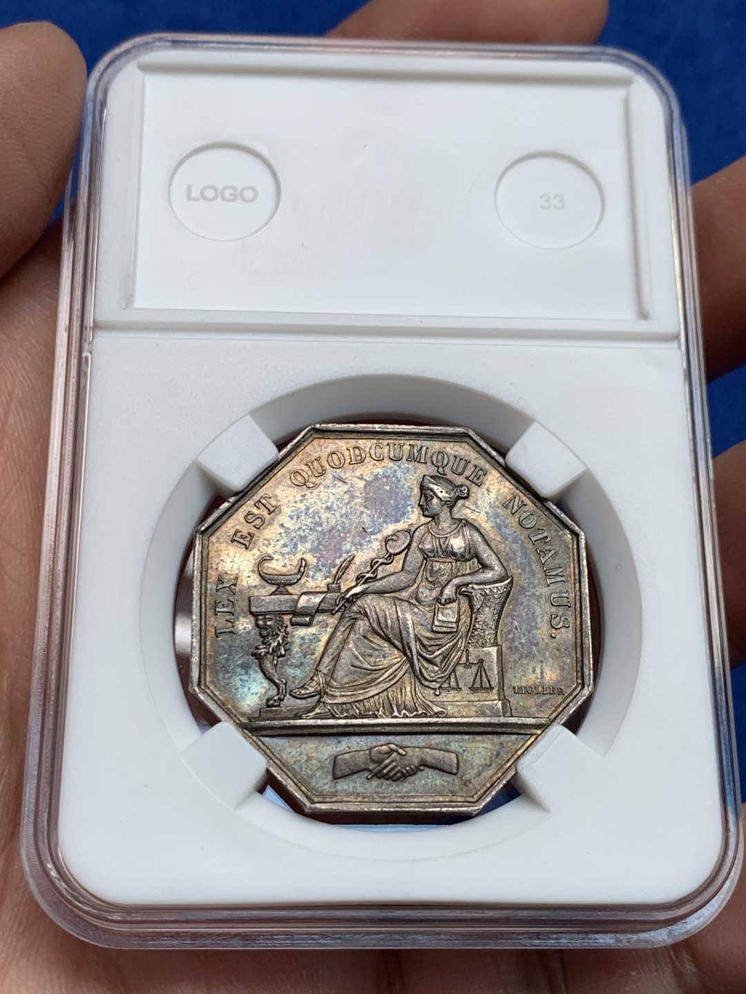 《竞宝斋》第149场-周日，周一，周四 3场 (全场包邮) 法国 1860-1879 八角银质代币 波尔多地区公证人 17.47g，33.5mm，蜜蜂边铭，正义之神坐在左边，靠在一张带有各种标志的桌子前的座位上，手里拿着审慎之神普鲁登斯的蛇镜和契约