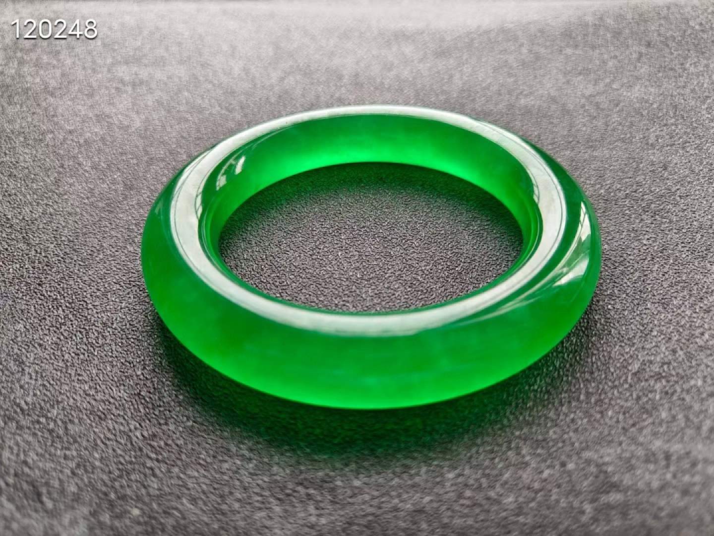 顶级龙石种帝王绿翡翠手镯一对，水头超好，超级完美，莹光感超强，可过紫光灯，重123.2/117.4克