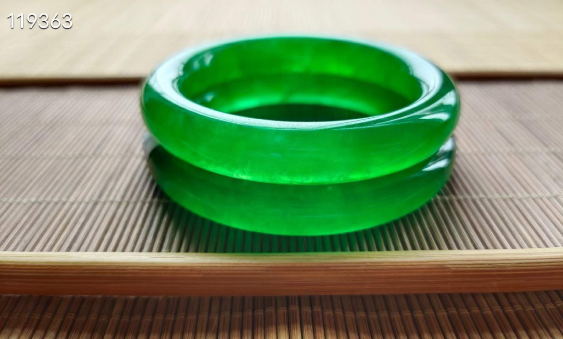 龙石种帝王绿翡翠手镯一对，水头超好，超级完美，口径53/54，重57.4/60.3克