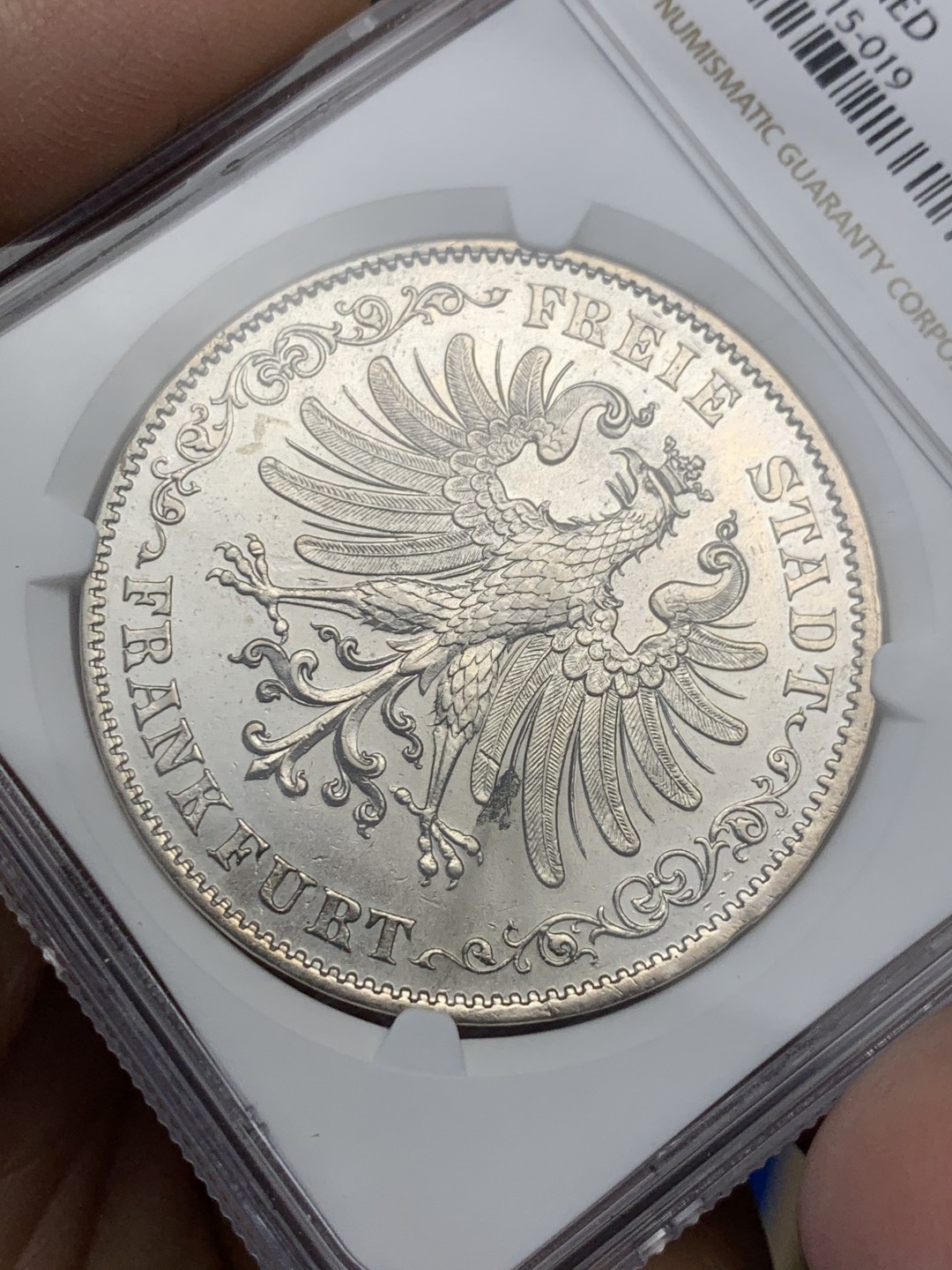 《竞宝斋》第149场-周日，周一，周四 3场 (全场包邮) NGC AUD 德国1842年法兰克福2泰勒大银流通版 鹰毛俱全，鹰面4点方向是一小块铸缺