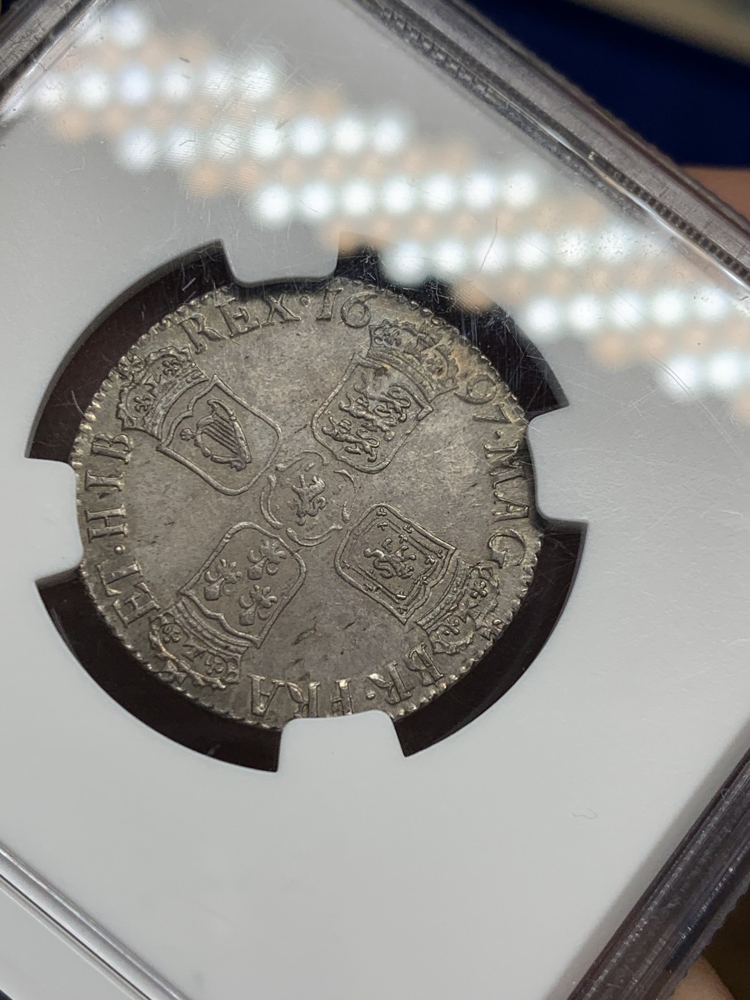 《竞宝斋》第149场-周日，周一，周四 3场 (全场包邮) NGC-MS63 1697年英国威廉三世1先令银币 深打无减重，紫灰色包浆，远超分数的状态