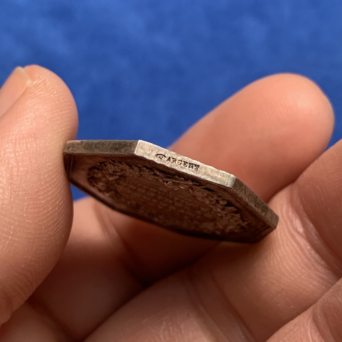 《竞宝斋》第149场-周日，周一，周四 3场 (全场包邮) 法国 1845-1860 拿三背花环银质八角代币 Jeton 拿破仑三世背花环 早期手指边铭 银标 重量11.4g，直径28.8mm 包浆极好