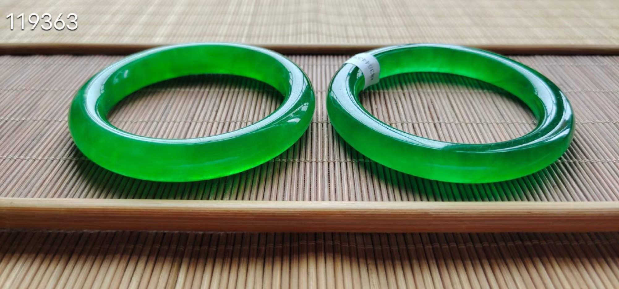 龙石种帝王绿翡翠手镯一对，水头超好，超级完美，口径53/54，重57.4