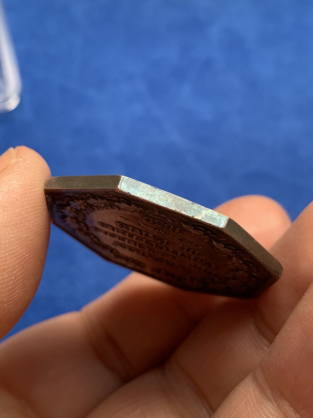 《竞宝斋》第149场-周日，周一，周四 3场 (全场包邮) 法国 早期无边铭 八角银质代币 巴黎保险公司，19.89g，36mm，这款少见 驳船满载货物而过，马夫挥舞着鞭子驾着马车于桥头呼啸而过，太阳光芒照射下一艘帆船驶过，时光流逝，定格在了这一帧画面，细节满满，原味包浆更显立体