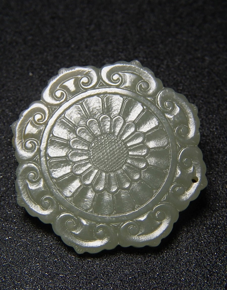 ｜冷门出品｜精选专拍·第贰拾伍场· 和田青白玉花卉八瓣如意纹大佩