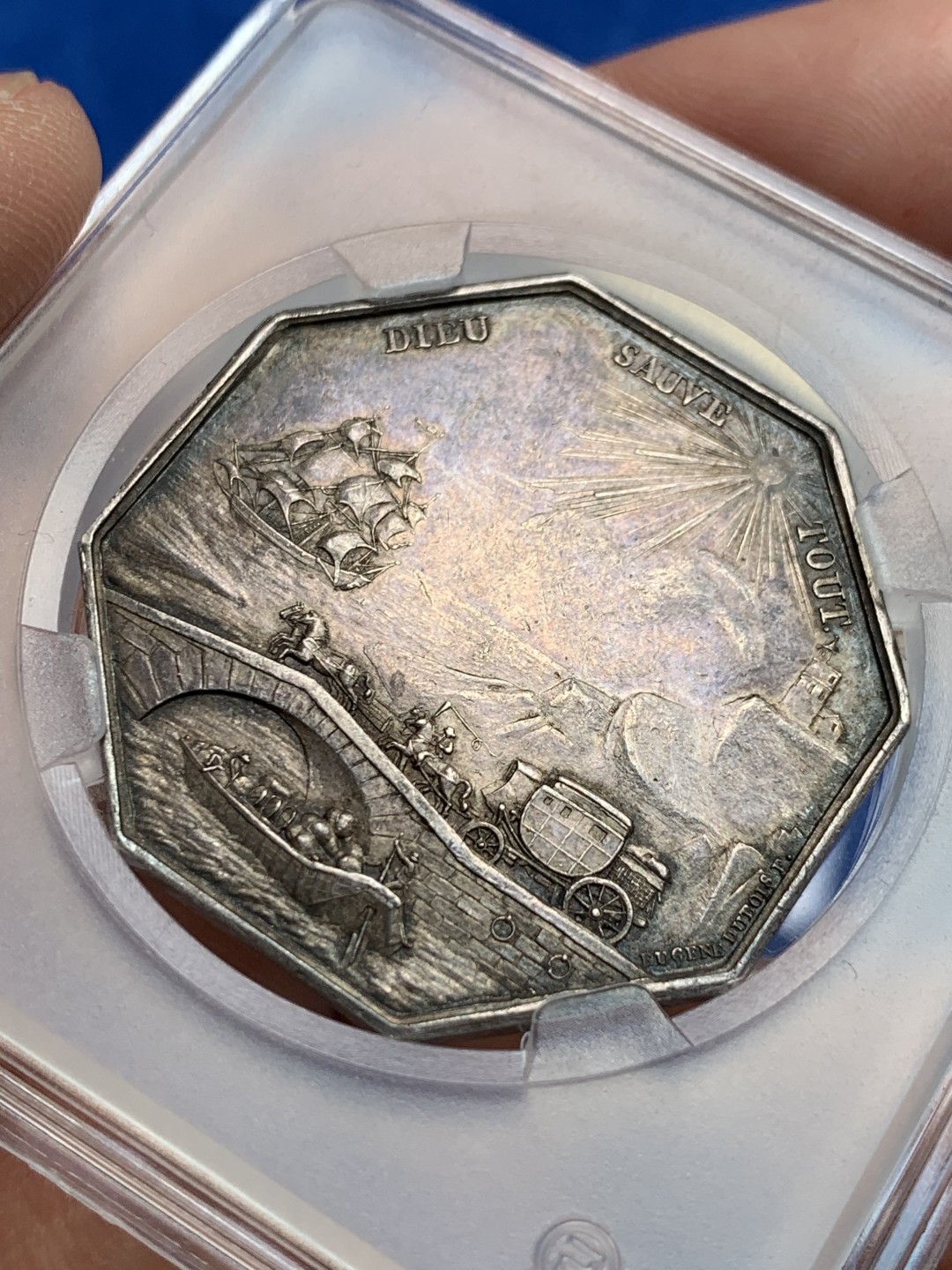 《竞宝斋》第149场-周日，周一，周四 3场 (全场包邮) 法国 早期无边铭 八角银质代币 巴黎保险公司，19.89g，36mm，这款少见 驳船满载货物而过，马夫挥舞着鞭子驾着马车于桥头呼啸而过，太阳光芒照射下一艘帆船驶过，时光流逝，定格在了这一帧画面，细节满满，原味包浆更显立体