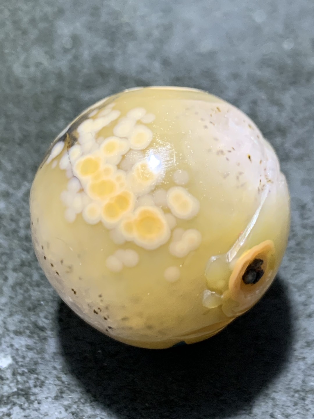 精美冰飘战国红玛瑙手工俏色巧雕鲤鱼原皮随形珠一个，