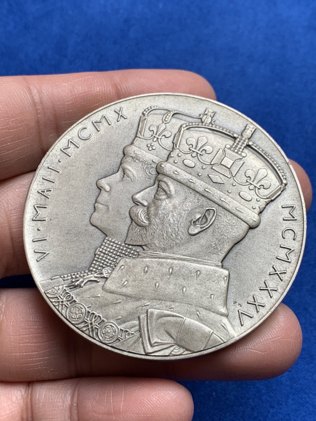 《竞宝斋》第149场-周日，周一，周四 3场 (全场包邮) 英国乔治五世登基25周年大银章，57mm直径，85克重，原滋原味原盒状态